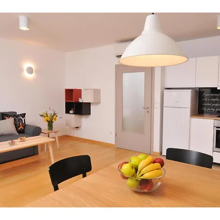 In Mit Moebliertem Balkon Liznjan
