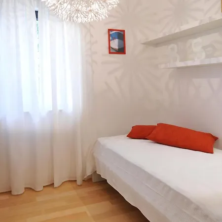In Mit Moebliertem Balkon Appartement Ližnjan