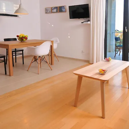 In Mit Moebliertem Balkon Liznjan