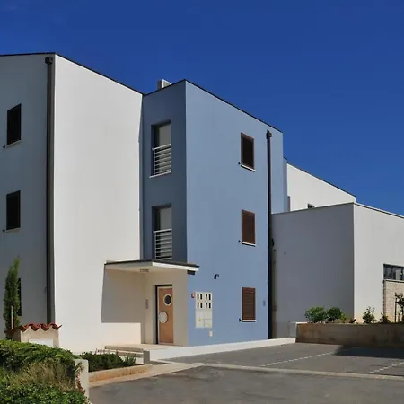 Apartment In Mit Moebliertem Balkon
