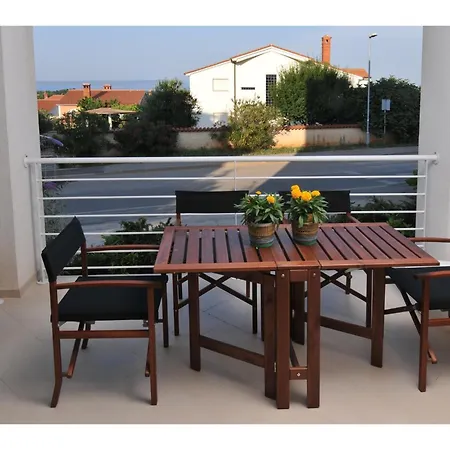 In Mit Moebliertem Balkon Apartment Liznjan